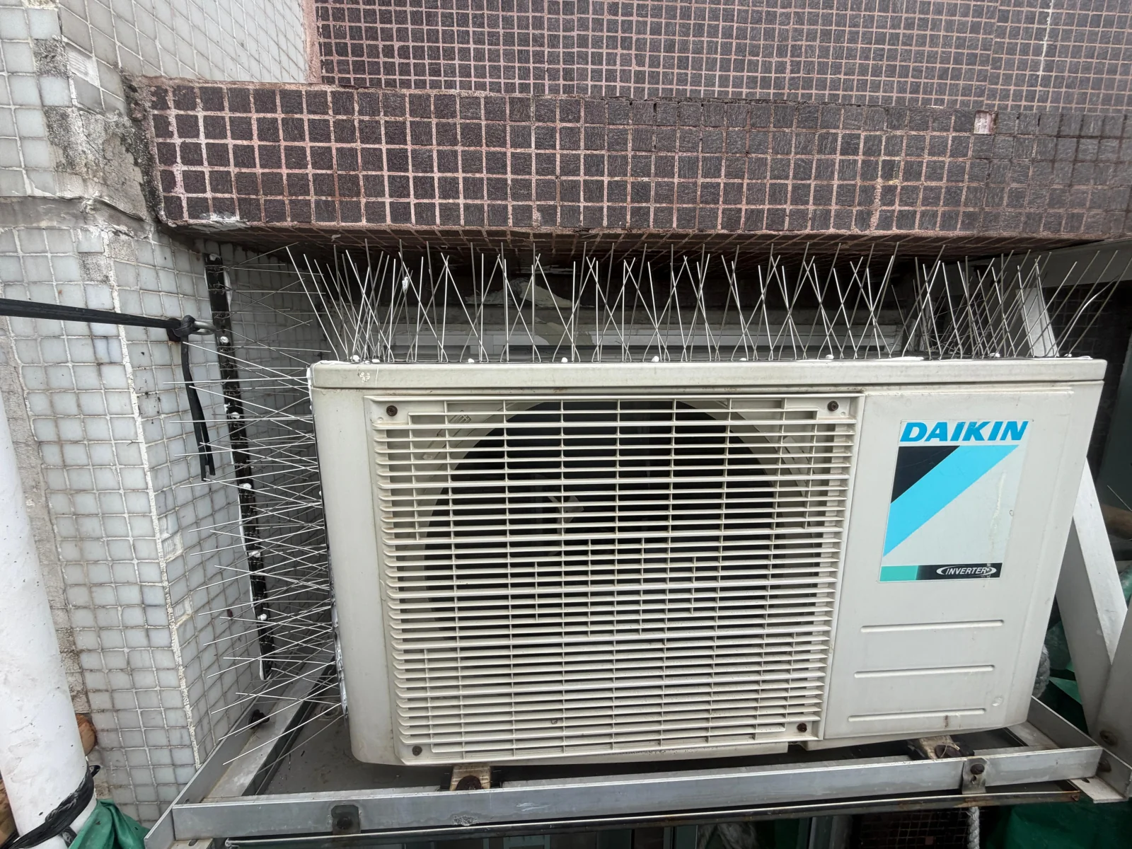 安裝防鳥刺後的冷氣機